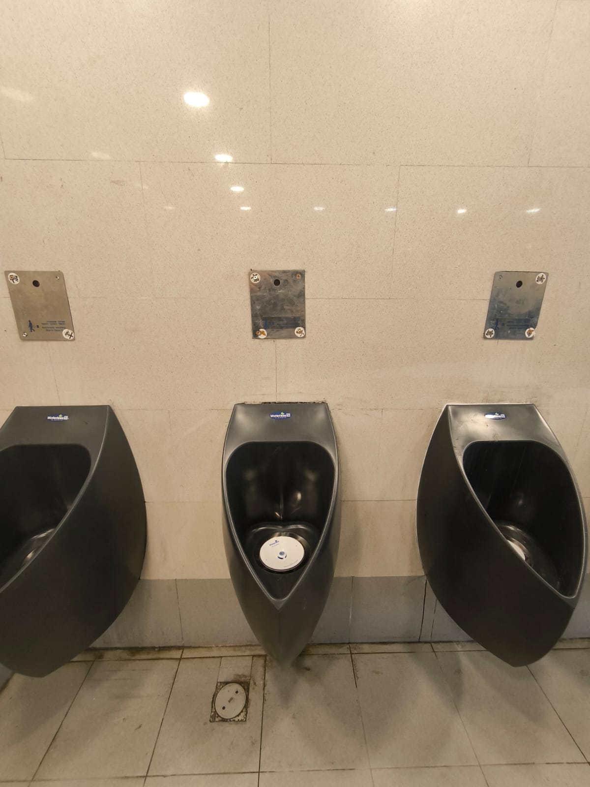 משתנות ללא מים כהות מותקנות בשורה