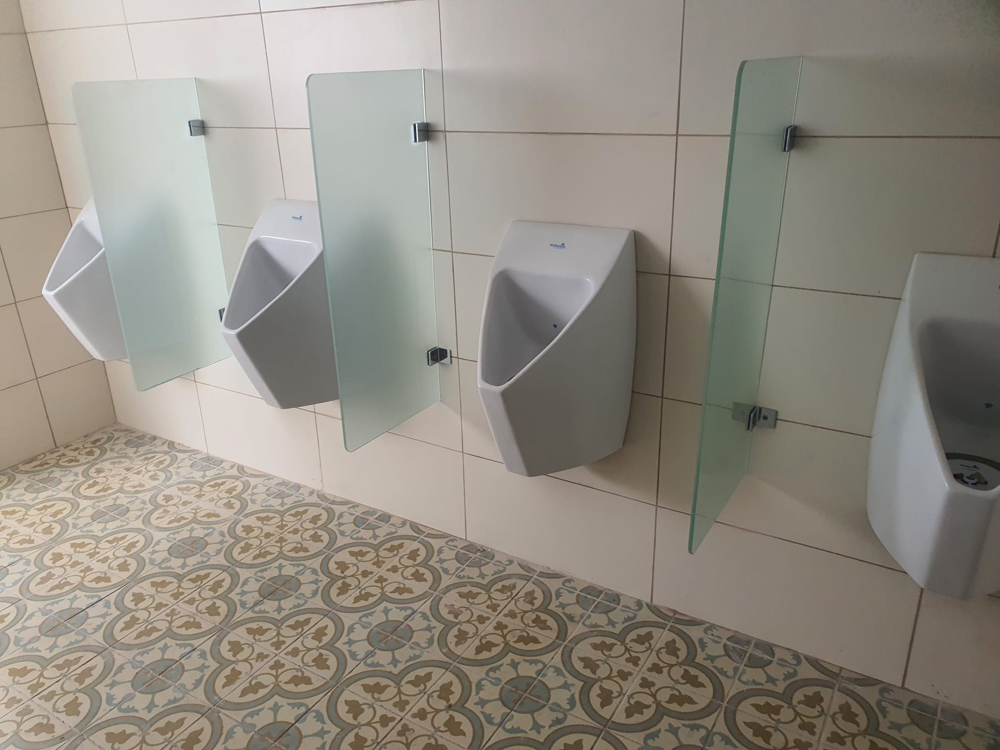 משתנות ללא מים לבנות במרחב רחב עם אריחים מעוצבים